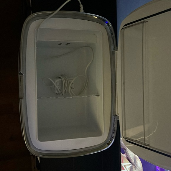 Personal Vanity Fridge(Product Dimensions 29 x 33 x 43.18 cm)